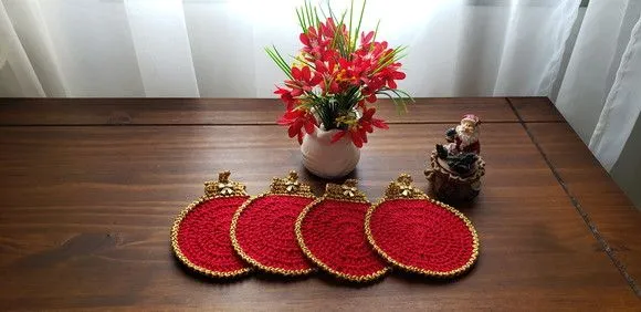 Descanso de Taças em Crochê Bolas de Natal Vermelho - artesanato de Mari Crochê feito com carinho!