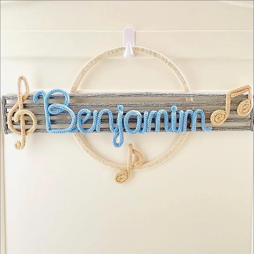 Porta Maternidade Tema Musical + Nome Personalizado em tricotin - artesanato feito à mão por Hellow Kids