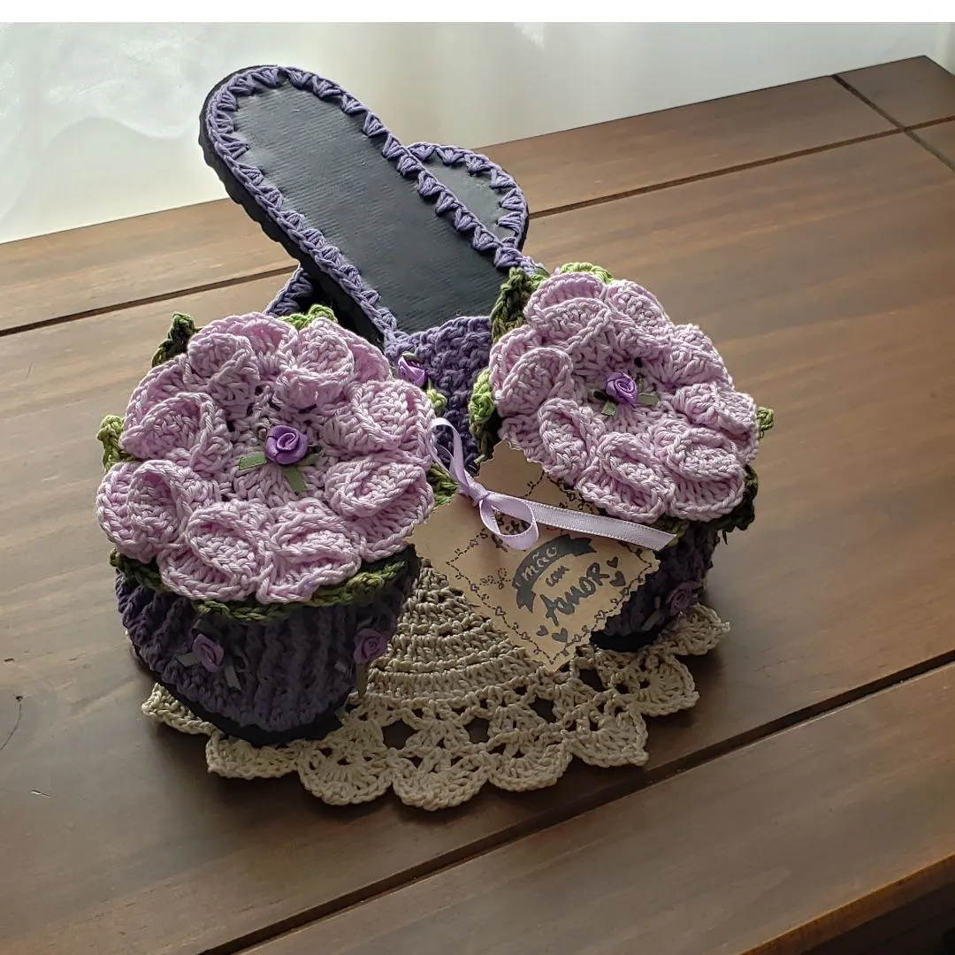 Chinelo de Quarto em Crochê Flor Camélia Lilás Número 36 - 37 - foto 5