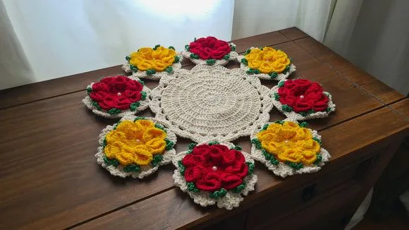 Mini Centro de Mesa em Crochê Flores Amarelo e Vermelho - foto 3