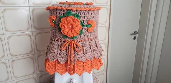 Capa para Galão de Água Mineral 10l em Crochê Bege Laranja - artesanato de Mari Crochê feito com carinho!