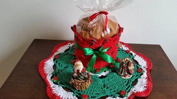 Porta Panetone em Crochê Vermelho com Verde - artesanato de Mari Crochê feito com carinho!