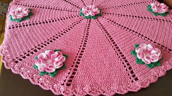 Toalha de Mesa com Aplicação Flores Rosa 90 cm - foto 5