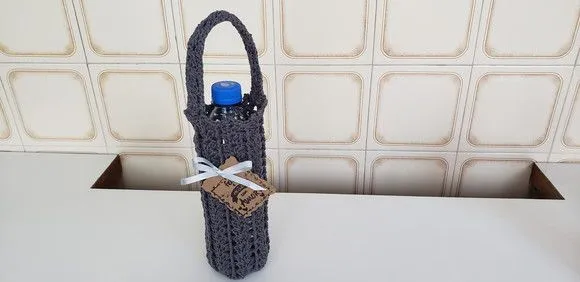 Capa para Garrafinha de Água Mineral em Crochê - Cinza - foto 5