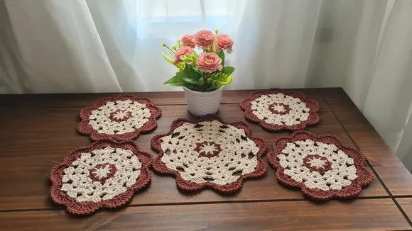 Mini Centrinho e 04 Toalhinhas em Crochê - Café / Porcelana - artesanato de Mari Crochê feito com carinho!