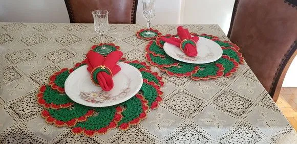 Kit Sousplat em Crochê Verde Vermelho Fio Dourado 02 Pessoas - foto 4