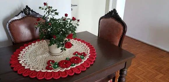 Centro de Mesa em Crochê Romântico Flores e Botões (75 Cm) - foto 4