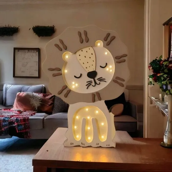 Luminária Esculpida em Madeira Leãozinho - artesanato feito à mão por DASERRA ARTE EM MADEIRA