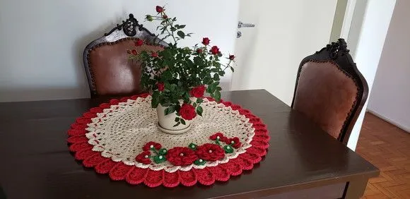Centro de Mesa em Crochê Romântico Flores e Botões (75 Cm) - foto 5