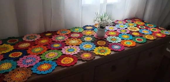 Trilho de Mesa em Crochê - Flores Japonesas (2,60 cm ) - foto 3