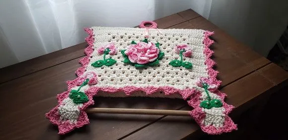 Porta Papel Toalha Crochê Flores Rosa Mesclado - artesanato de Mari Crochê feito com carinho!