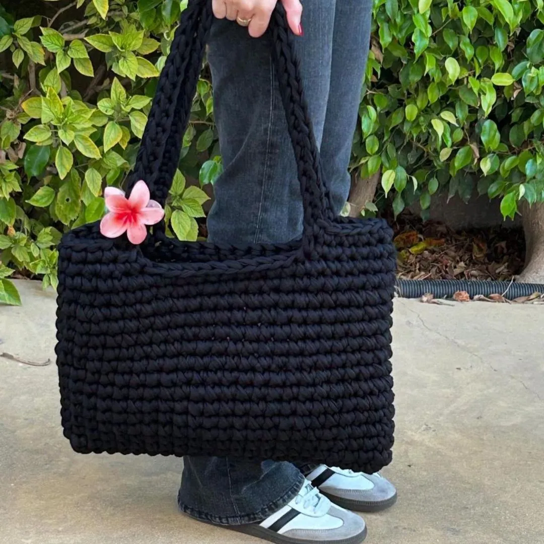 Bolsa de Crochê Preta Clássica - artesanato feito à mão por Amora Bag