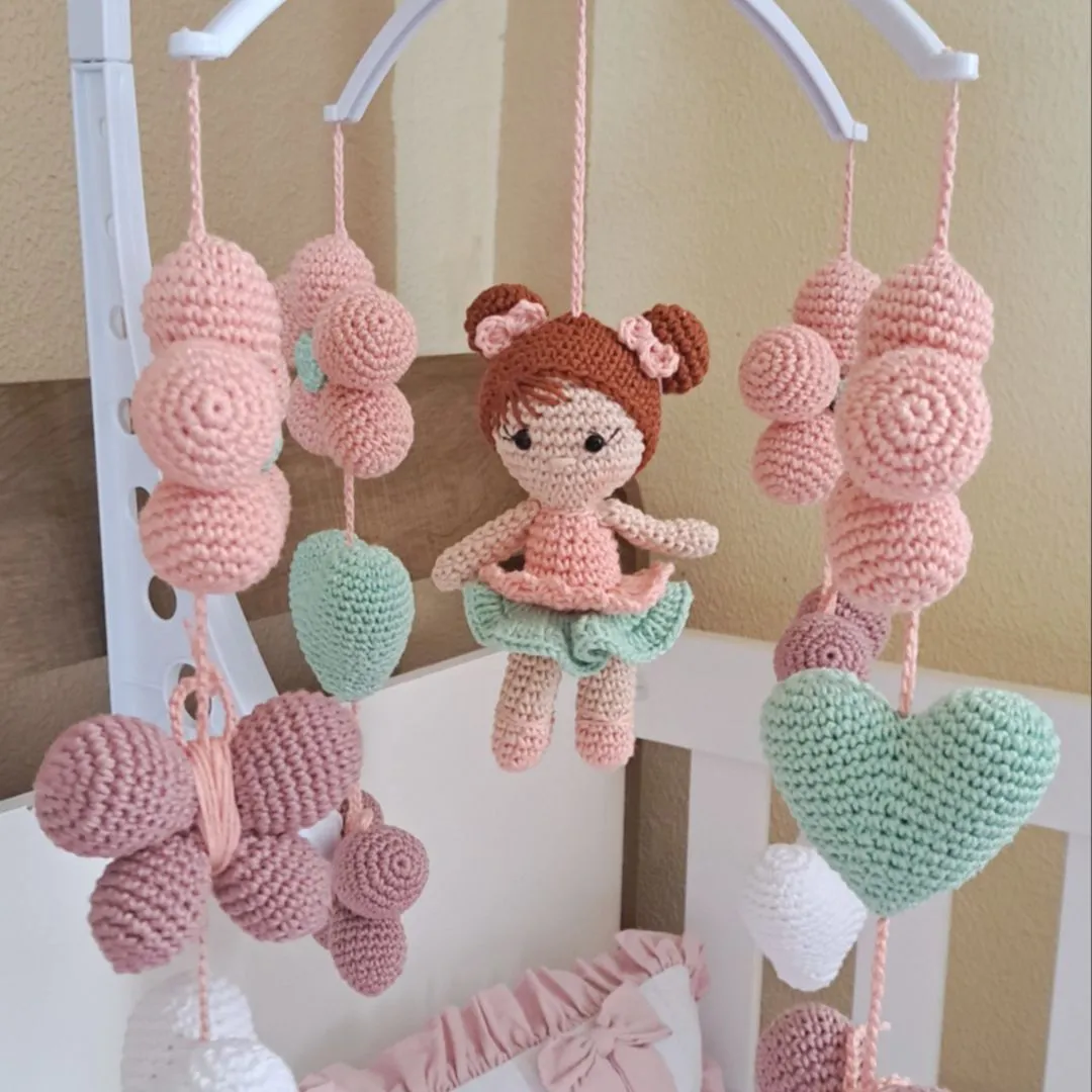 Móbile boneca amigurumi - artesanato feito à mão por Arlete Santos Art crochê