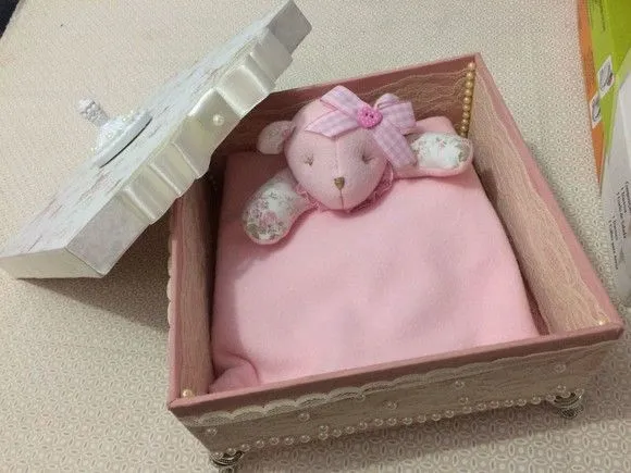 caixa com naninha - artesanato feito à mão por Ateliê cantinho do bebê