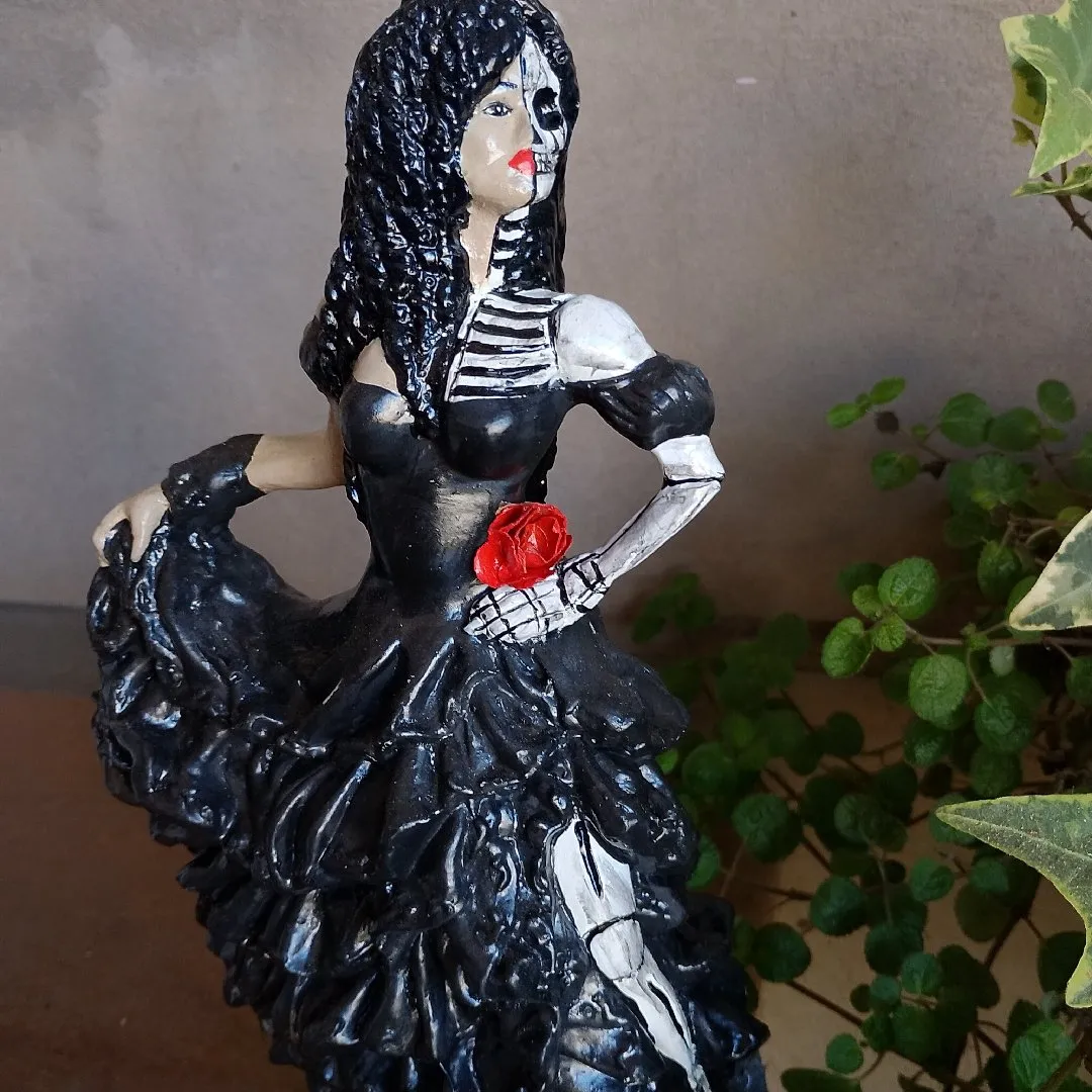 pombo gira rosa caveira em gesso 25 cm - foto 3