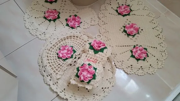 Jogo de Banheiro em Crochê Flor Camélia 4 Peças - foto 2