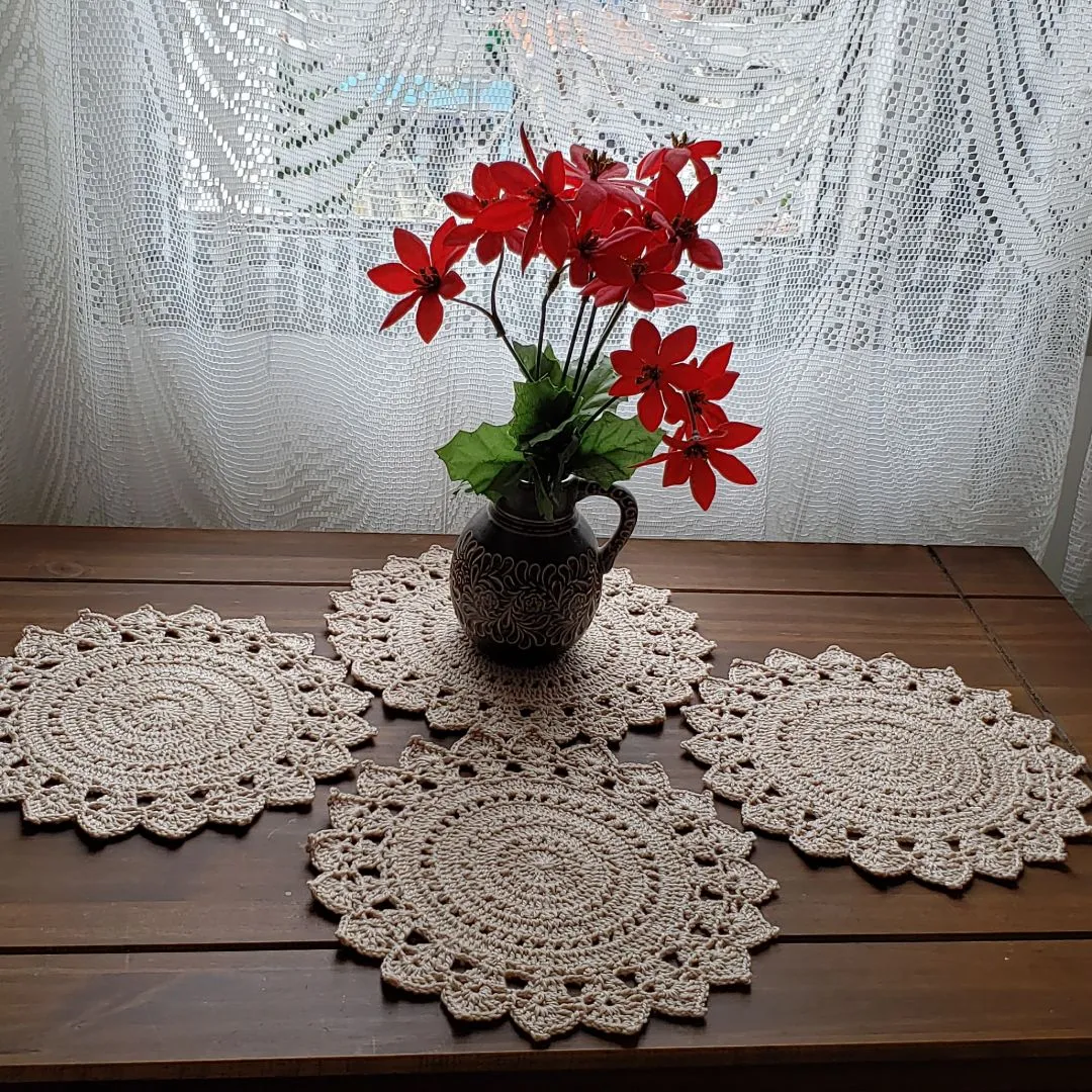 Jogo de 04 Toalhinhas em Crochê Porcelana Bege (20 cm) - artesanato de Mari Crochê feito com carinho!