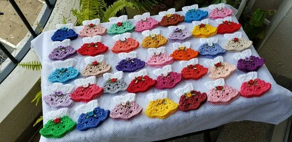 Imã Geladeira Crochê Mini Vestidinhos Coloridos 7 cm x 6 cm