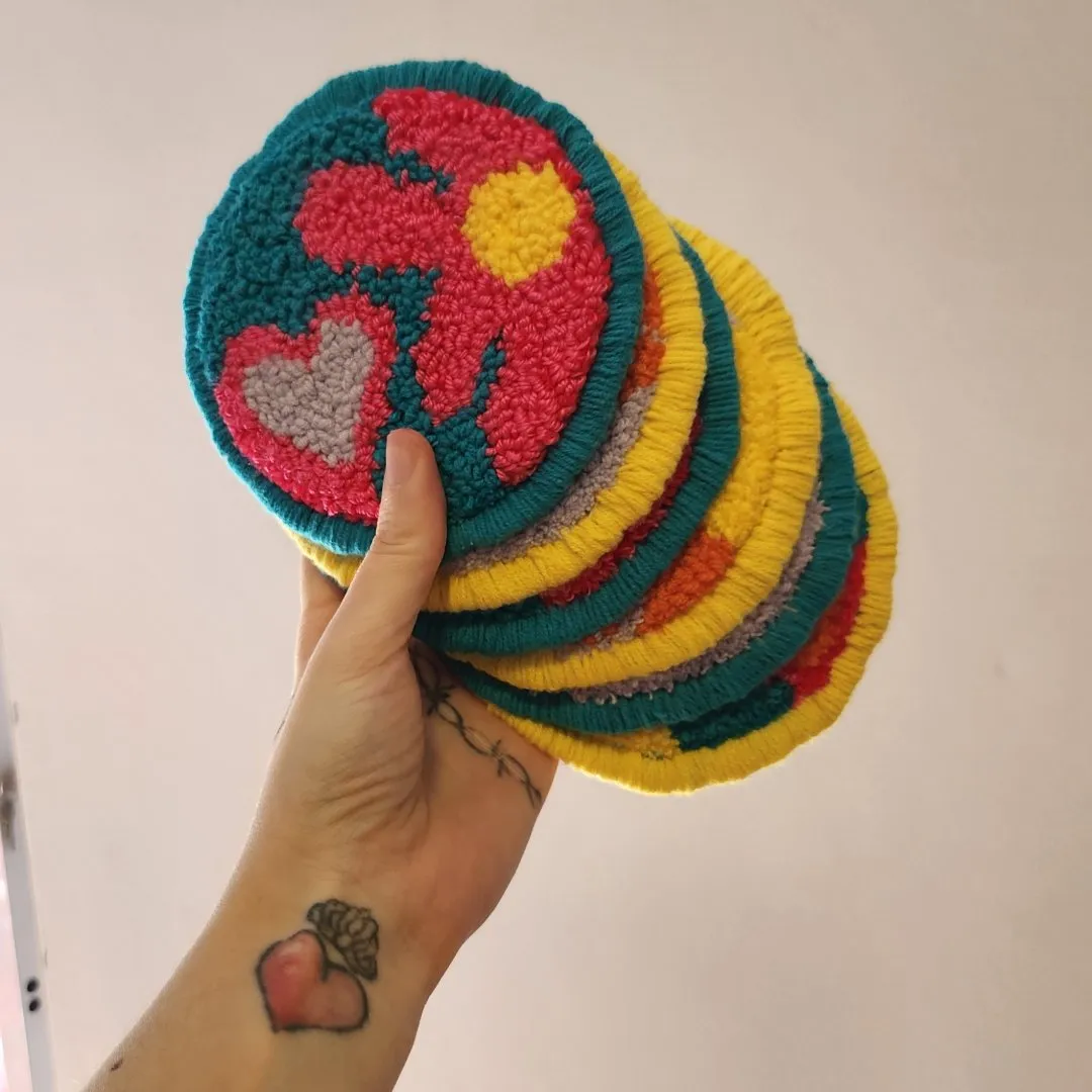 Descanso de Copo em Punch Needle – Artesanal e Personalizável - artesanato feito à mão por Ponto.punchneedle