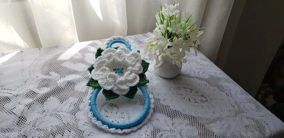 Porta Pano de Prato em Crochê Flor Branca - artesanato de Mari Crochê feito com carinho!