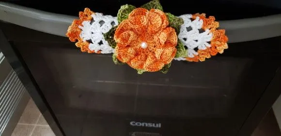 Pegador de Armário ou Fogão Crochê - Laranja Mesclado/branco - artesanato de Mari Crochê feito com carinho!