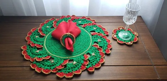 Kit Sousplat Verde Vermelho Fio Dourado e Lacinho 02 Pessoas - foto 3
