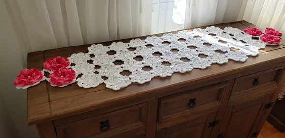 Trilho de Mesa em Crochê Branco com Flores Mescla Pink - foto 4