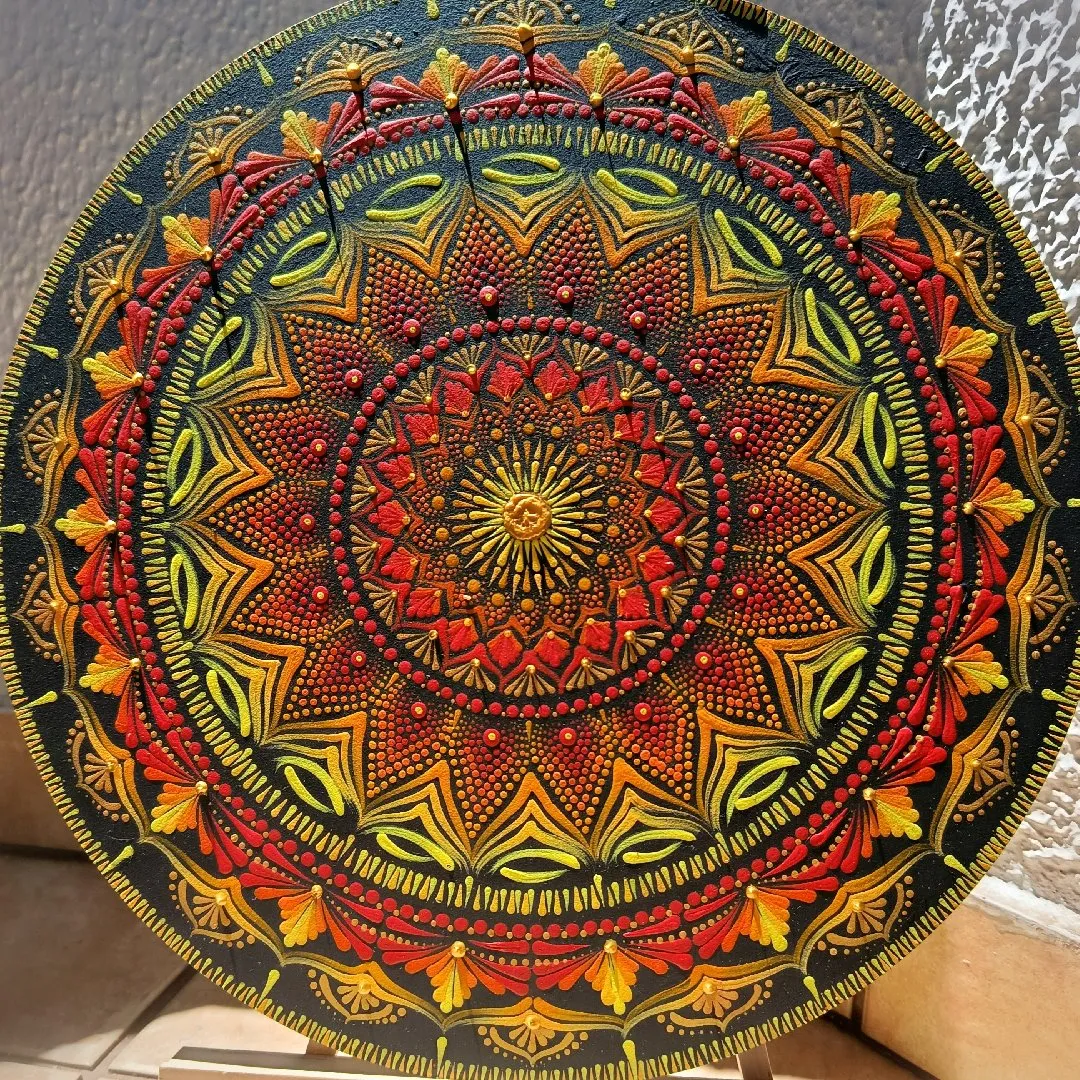 Mandala Decorativa em MDF 35 cm Pintada à Mão – Tons Quentes - foto 2