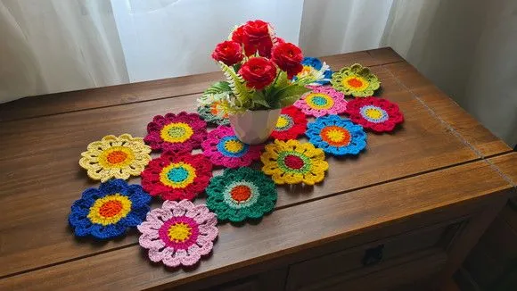 Trilho de Mesa em Crochê Flores Japonesa (64 cm x 30 Cm) - foto 4