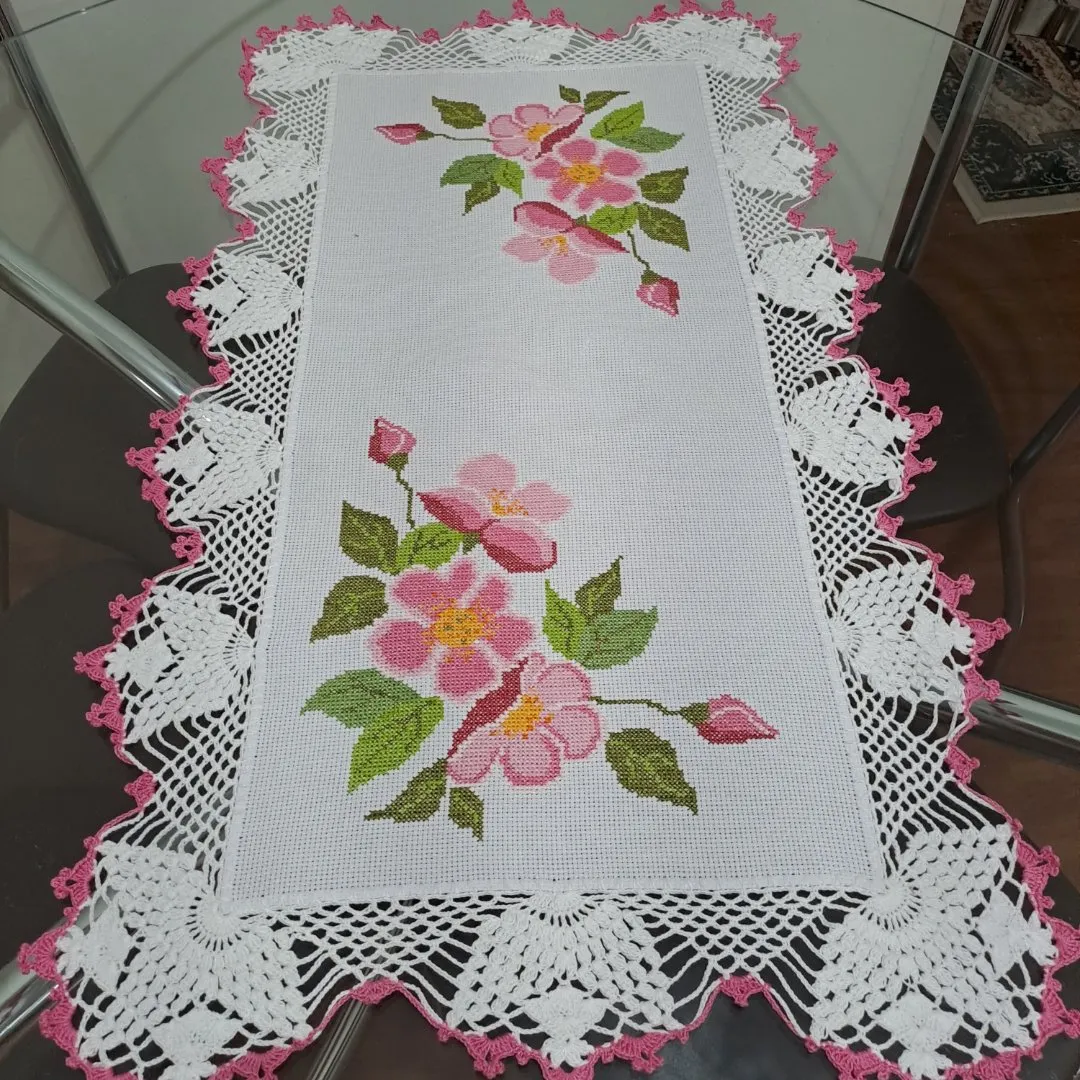 Caminho de Mesa bordado em ponto cruz com bordado de crochê - foto 2