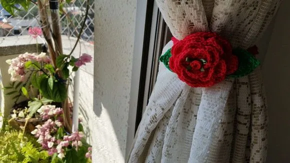 Par de Prendedores de Cortinas em Crochê Rosa Vermelha - foto 2
