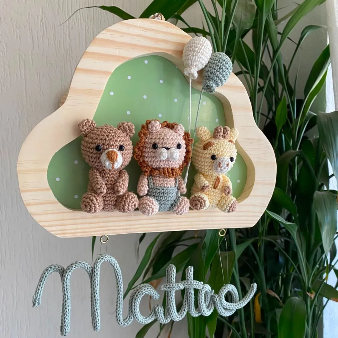 Porta Maternidade Personalizado com Amigurumis safari e Nome em Crochê - foto 5
