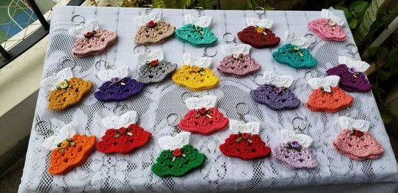 Chaveiro Mini Vestidinhos Crochê Coloridos (lembrancinhas) - foto 2