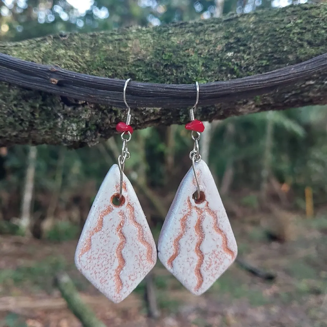 Brinco Artesanal em Cerâmica – Caminhos da Terra - artesanato feito à mão por Nuvem Dourada Biojoias de Cerâmica