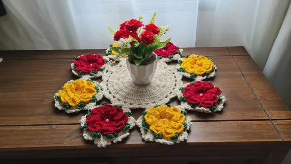 Mini Centro de Mesa em Crochê Flores Amarelo e Vermelho - foto 5