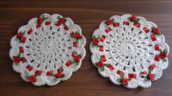 Porta Copos Crochê Branco com Rococó Vermelho 14 cm 6 Unid. - foto 4