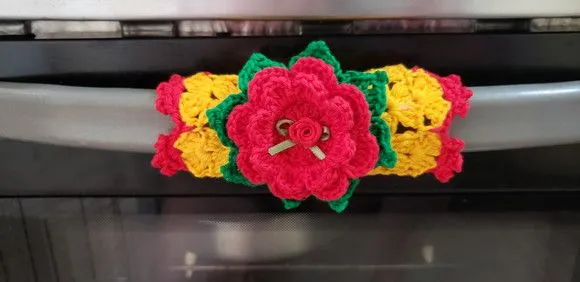 Pegador de Armário ou Fogão Crochê Amarelo com Vermelho - foto 3