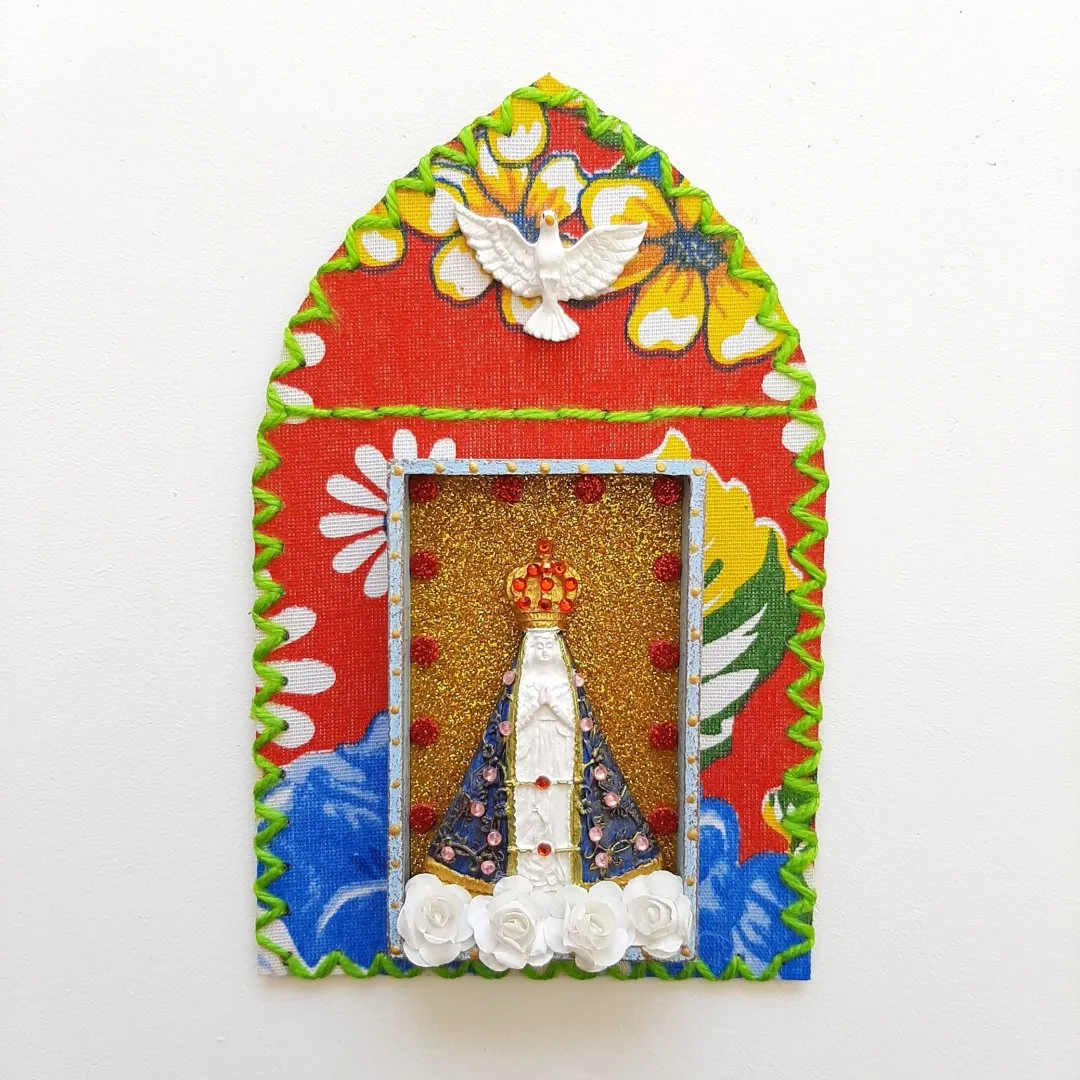 Capelinha de Chita Bordada N. S. Aparecida - artesanato de Estudio Bananeira