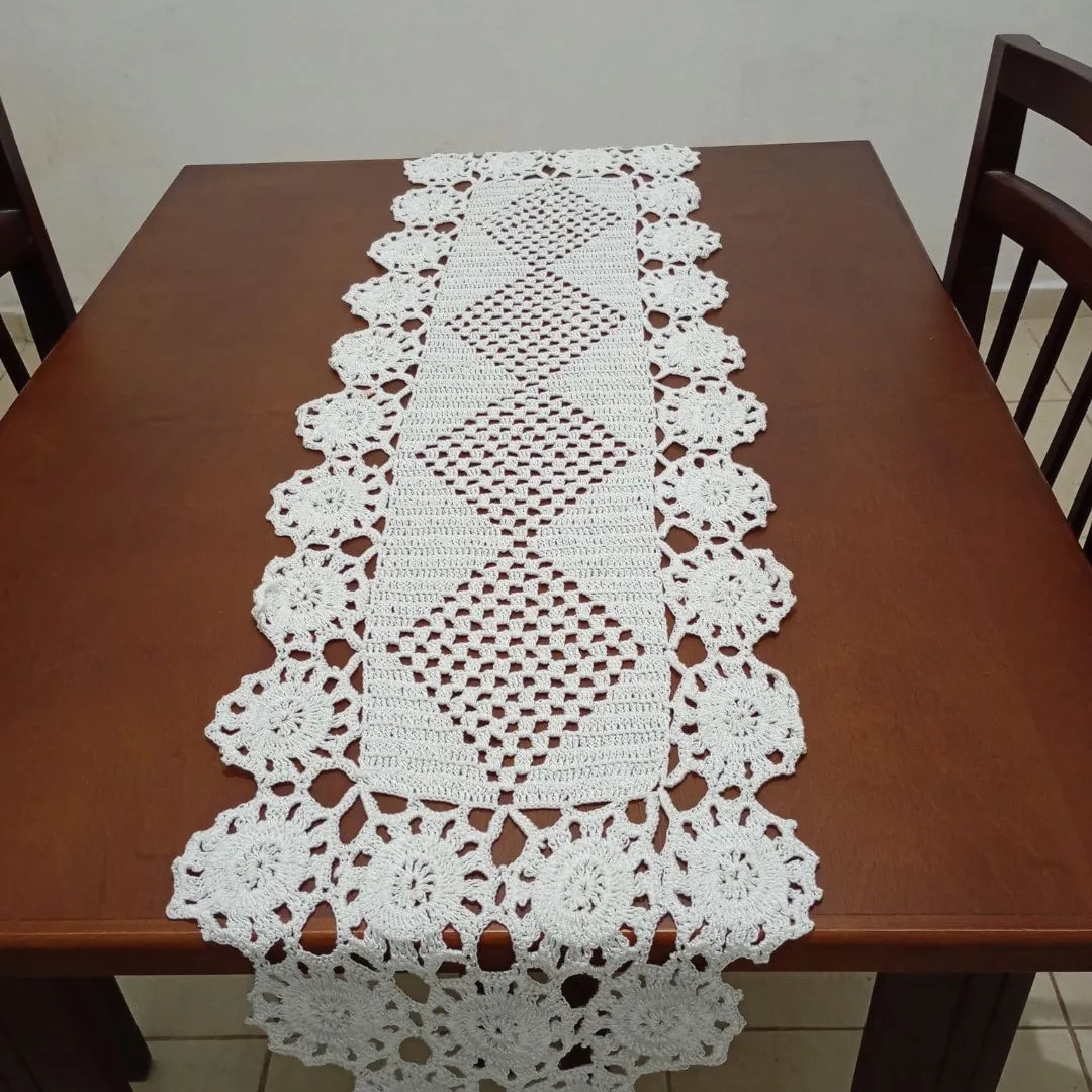 Caminho de mesa de crochê com rosetas - foto 3