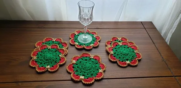Descanso de Taças em Crochê Natal Lacinho Dourado - artesanato de Mari Crochê feito com carinho!