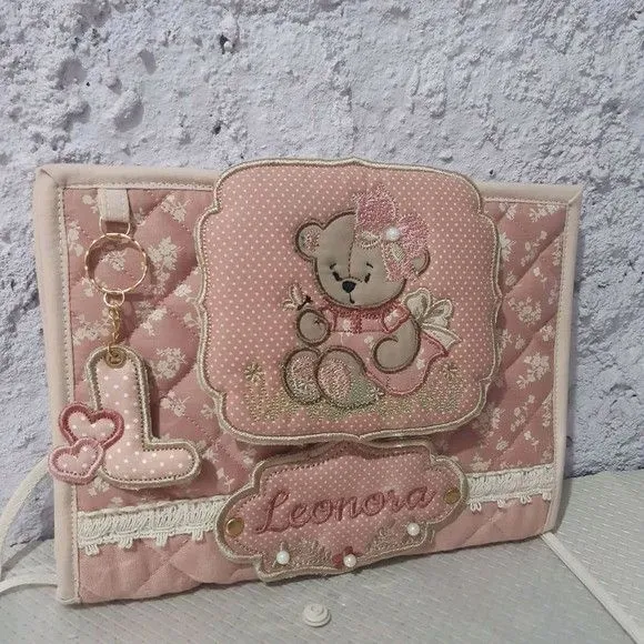 Capa pra caderneta de vacinas - artesanato feito à mão por Ateliê cantinho do bebê