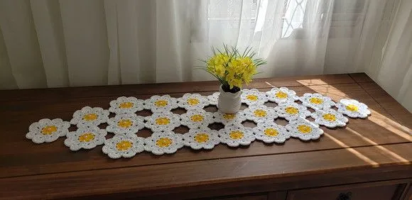 Trilho de Mesa Crochê Motivo Floral Branco com Amarelo - foto 3