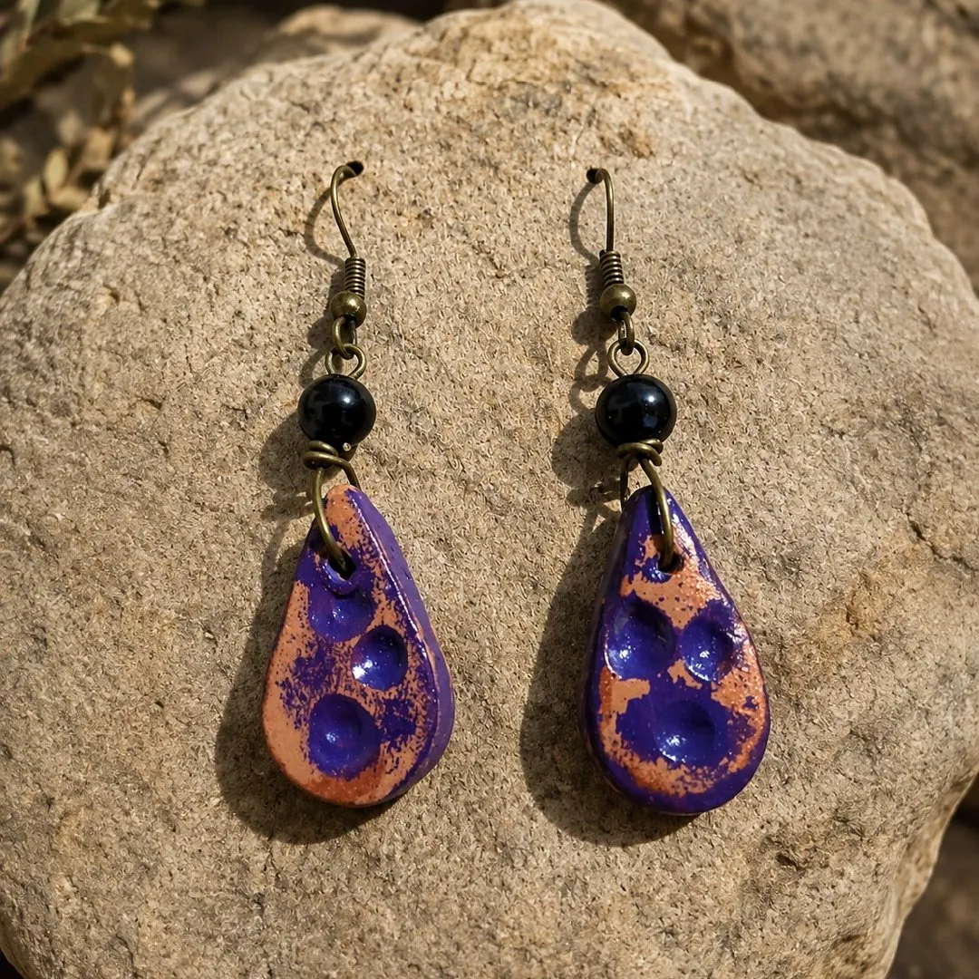 Brinco Artesanal em Cerâmica – Gotas Violetas - artesanato feito à mão por Nuvem Dourada Biojoias de Cerâmica