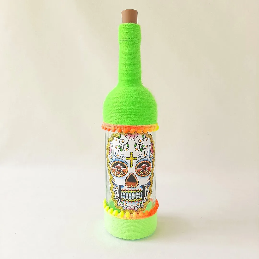 Luminária Garrafa Caveira Mexicana - artesanato feito à mão por Estudio Bananeira