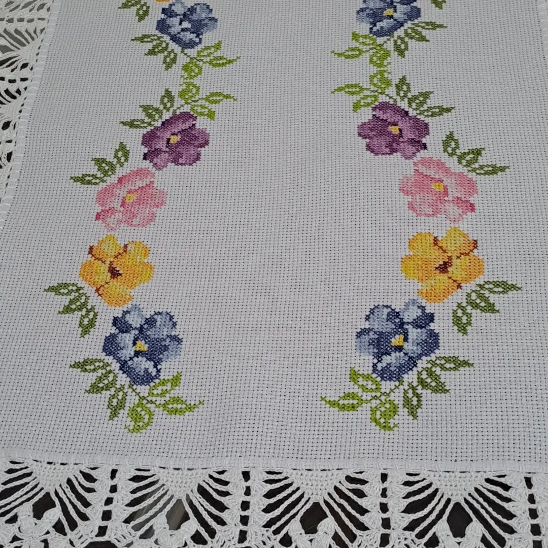 Caminho de mesa bordado em ponto cruz - foto 3
