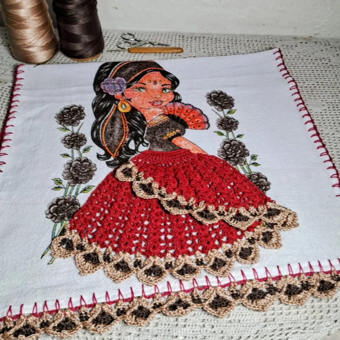 Pano de prato com saia de boneca em crochê - foto 3