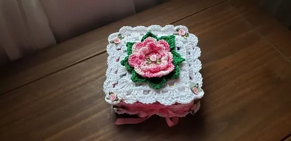 Porta Guardanapos em Crochê Flor Rosa Mesclado