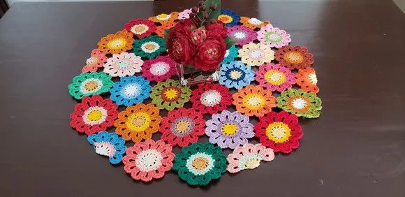 Toalha Flores Japonesa em Crochê Redonda (60 cm x 60 Cm) - foto 3