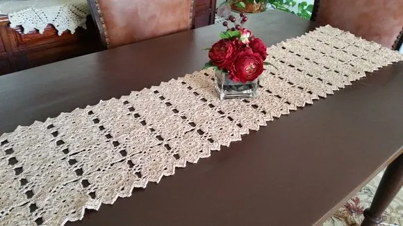 Caminho de Mesa em Crochê Bege (1,60 cm x 30 Cm)