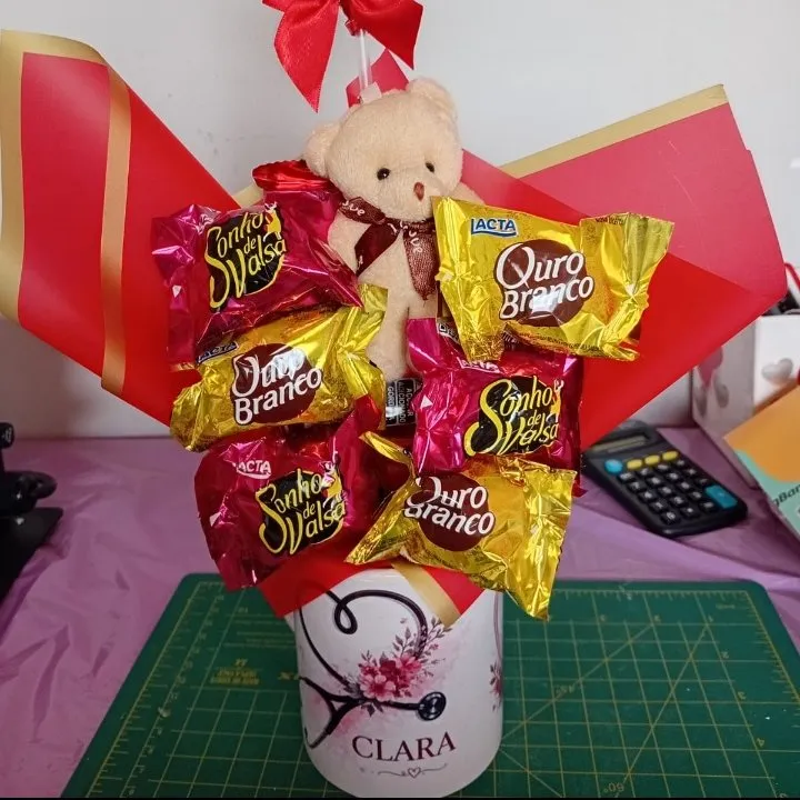 Buquê na Caneca com Chocolate e Ursinho de Pelúcia - artesanato feito à mão por laura personalizados